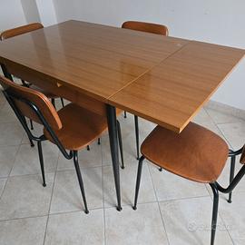 Tavolo in formica +sedie 