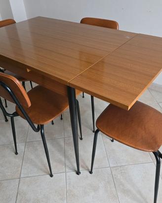 Tavolo in formica +sedie 