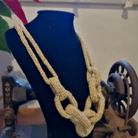 Collana-anelli all'uncinetto-lurex oro