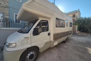 camper mansardato con matrimoniale in coda