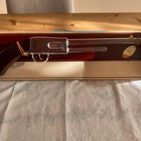 Bottiglia priva di alcool a forma di pistola