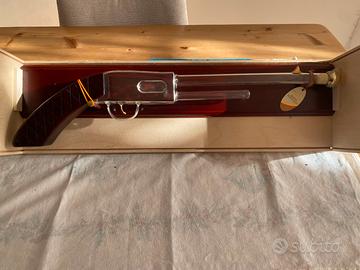 Bottiglia priva di alcool a forma di pistola