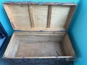 Baule in legno intagliato
