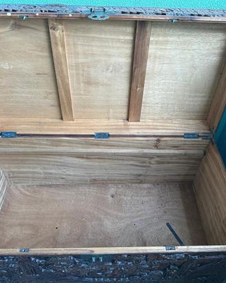 Baule in legno intagliato