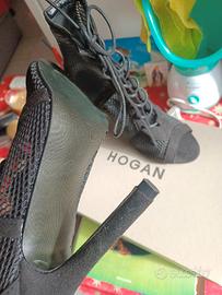 Stivaletti a rete e tacco a spillo neri