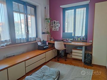 Scrivania piano sagomato con cassettiera