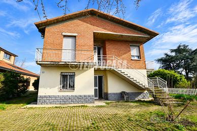 Elegante Villa Bifamiliare con Giardino Privato e