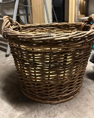 Cesto intrecciato in rattan