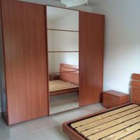 armadio con ante scorrevoli e specchio