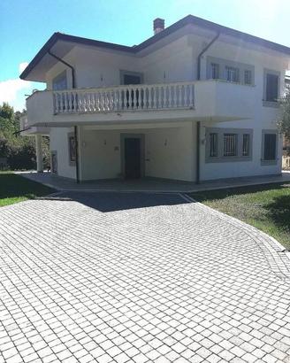 Villa di 354 m² con più di 5 locali e box auto dop
