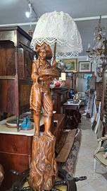 lampada piantana in legno intagliato