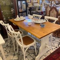 Tavolo 250€ e 4 sedie 220€