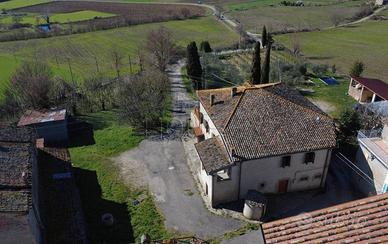 Rustico / Casale di 130 m² con più di 5 locali e b