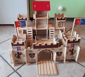 Castello in legno con personaggi in plastica