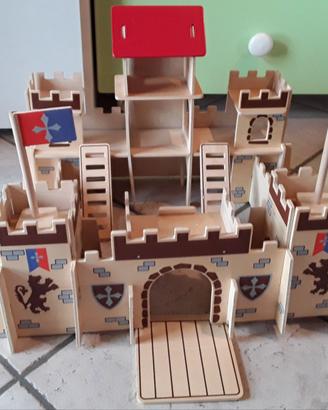 Castello in legno con personaggi in plastica