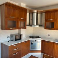 Cucina completa in legno con elettrodomestici