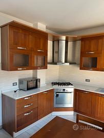 Cucina completa in legno con elettrodomestici