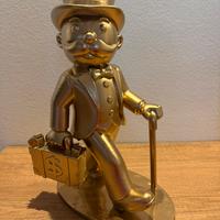 Statuetta di Mr. Monopoly con la sua valigetta