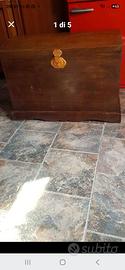 baule antico in legno.