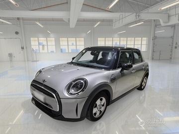 MINI COOPER ESSENTIAL AUTO 5 PORTE BERLINA