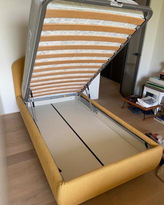 Letto con contenitore, doghe in legno e materasso