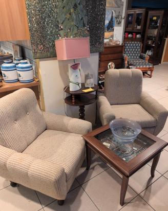 poltrona beige imbottita 