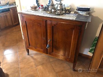 CREDENZA a due ante in legno di noce Fine del XIX