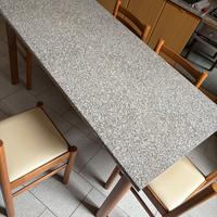 Tavolo in marmo e sedie abbinate