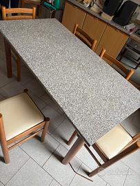 Tavolo in marmo e sedie abbinate