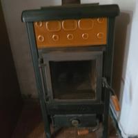stufa a legna in ghisa e ceramica