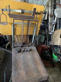 Bilancia a bascula vintage in metallo con pesi