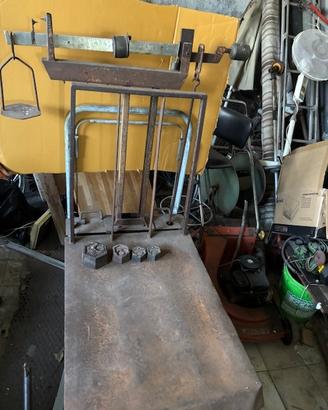 Bilancia a bascula vintage in metallo con pesi