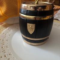 Dispenser porta sigarette vintage a forma di botte