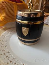 Dispenser porta sigarette vintage a forma di botte