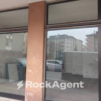 INTERESSANTE LOCALE COMMERCIALE DOPPIA VETRINA SU