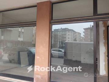 INTERESSANTE LOCALE COMMERCIALE DOPPIA VETRINA SU