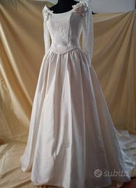 Vestito da sposa in pizzo colore avorio