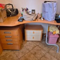 Due scrivanie con sedie e cassettiera