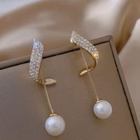 Orecchino elegante con nappa pendente