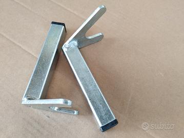 Coppia di attacchi a "V" 