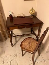 Scrivania e sedia classico