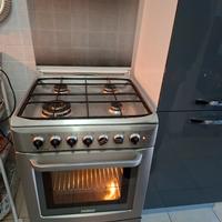 cucina a gas con forno elettrico ventilato.