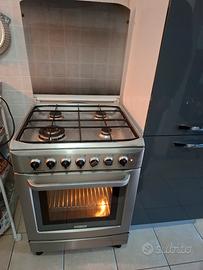 cucina a gas con forno elettrico ventilato.