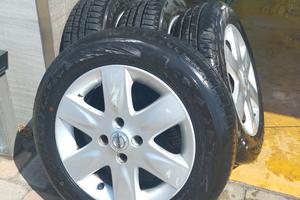 4 gomme Maxxis + cerchi originali Nissan