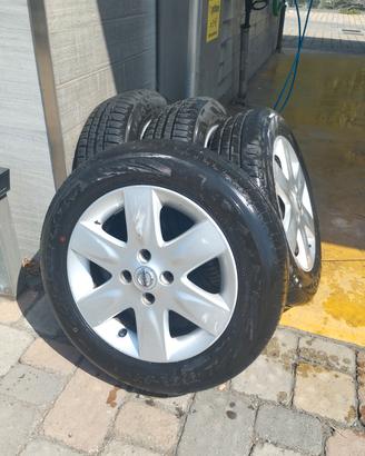 4 gomme Maxxis + cerchi originali Nissan