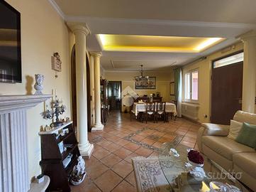 VILLA A SCHIERA D'ANGOLO A MORRO D'ORO