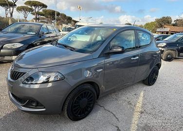 Lancia Ypsilon 1.0 FireFly Hybrid Silver in arrivo