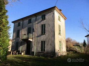 Rustico / Casale di 250 m² con 5 locali a Bore
