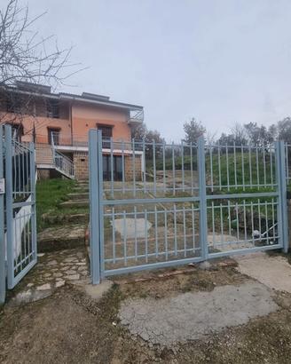 Villa con giardino