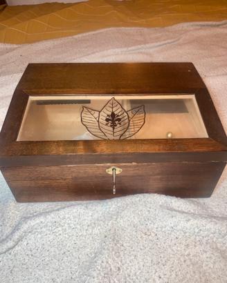 Humidor vintage in legno con chiave